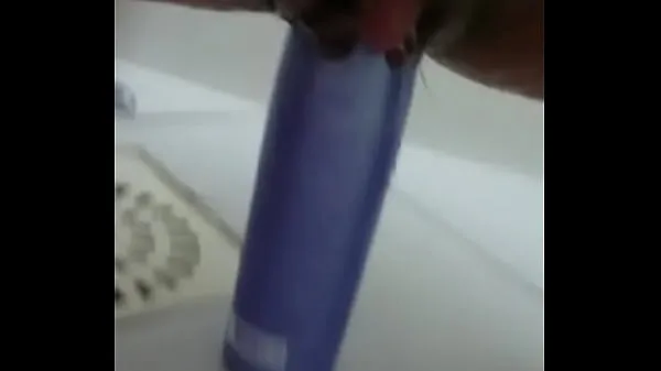 Nuovi Infilando lo shampoo nella figa e facendo crescere il clitoridemega clip