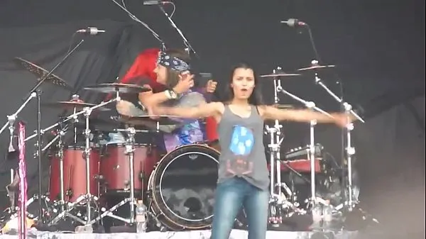 Friske Girl mostrando peitões no Monster of Rock 2015 mega klip