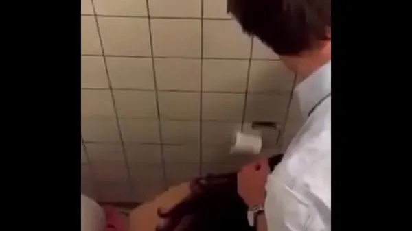 Frische Teen merkt nicht, während im Badezimmer aufgezeichnet werden Mega-Clips