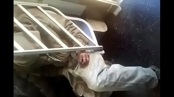 velho brincando de protuberância no trem mega clipes recentes