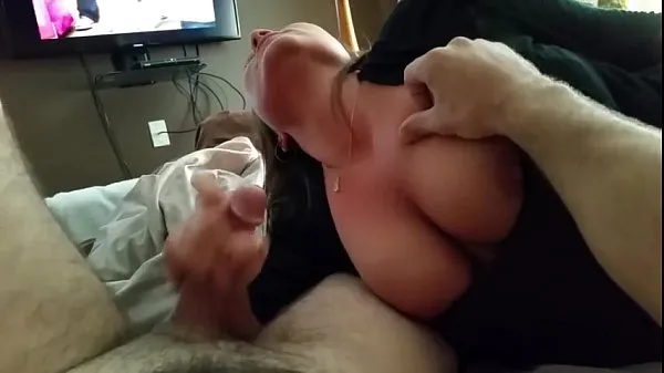 Tuoreet Guy getting a blowjob while watching porn on his phone megaleikkeet