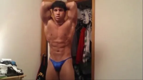 Nouveaux Black Teen Show his Muscles méga-clips