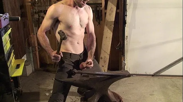 คลิปสดBlacksmith beats his steelขนาดใหญ่