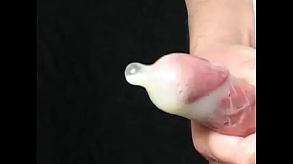 新鲜的 Filling a condom with much much cum 超级夹子