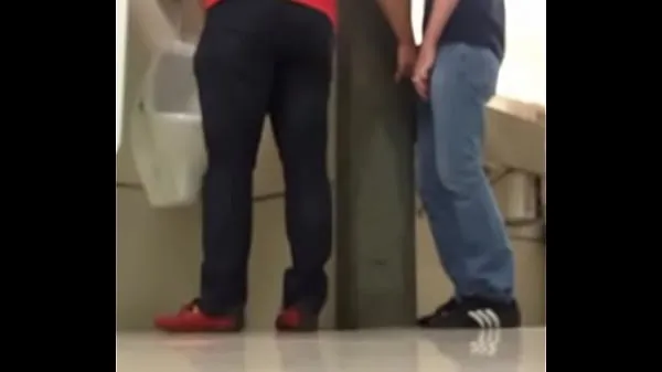 新鲜的 Pulling the cock in public toilets 超级夹子