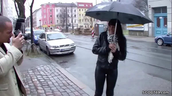 Nové Teeny is approached on the street and fucked for money mega klipy