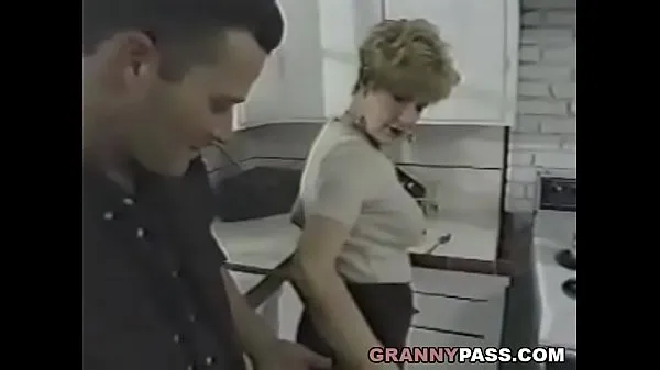 Friske Granny Fucks Young Dick In The Kitchen mega klip