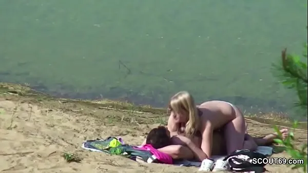 Nuovi Voyeur Giovane coppia tedesca scopa alla spiaggia di Amburgomega clip