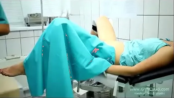 Φρέσκα beautiful girl on a gynecological chair (33 mega κλιπ