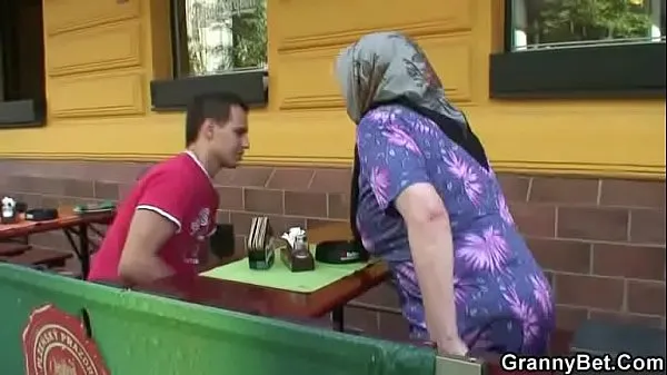 Świeże Guy picks up and busty granny for sex mega klipy