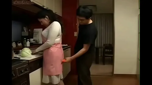 Nouveaux Belle-mère japonaise et fils dans la cuisine méga-clips