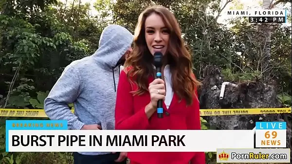 Friske Hot news reporter sucks bystanders dick mega klip