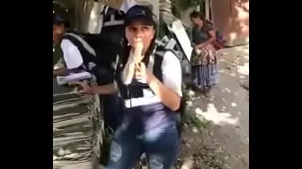 Census woman in Guatemala puts a banana in her mouth Klip mega baharu