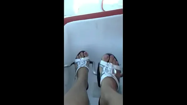 Sveži m.'s Feet in the Pedalo Boat (Fetish Obsession mega posnetki