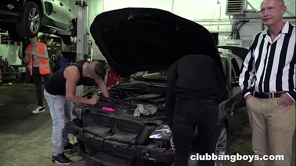 Nouveaux Propriétaire de service automobile respecte ses garçons avec des pipes et anal méga-clips