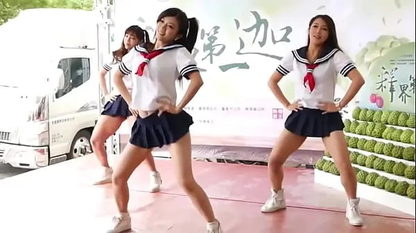 Friss The classmate’s skirt was changed too short, and report to the training office after dancing mega klipek