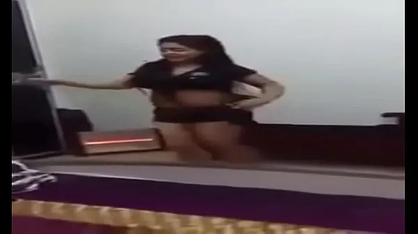 A vermelha a vestiu de marrom, o ovo a acariciou e a beijou, e sua bunda desceu. Vá para o primeiro novo post. A vermelha a tirou, ela tirou o vestido marrom e ele a beijou na bunda, o ovo mega clipes recentes