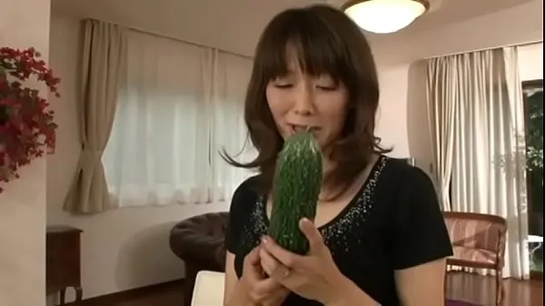 Frische Japanische Mutter masturbiert mit einer großen Gurke Mega-Clips