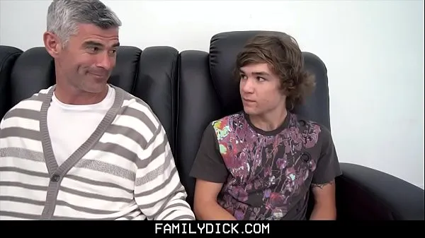 FamilyDick - Padrastro se acerca a un chico con el chico de al lado y se los folla a ambos megaclips nuevos