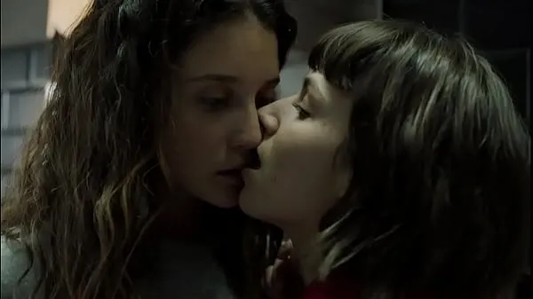 Money Heist T1 Ep8 - Beso entre María Pedraza Úrsula Corbero megaclips nuevos