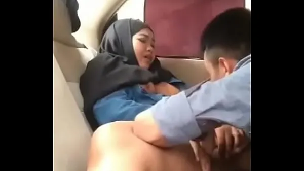 新鲜的 Hijab girl in car with boyfriend 超级夹子