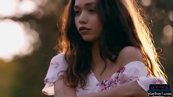 A modelo filipina de corpo pequeno fica nua ao ar livre mega clipes recentes