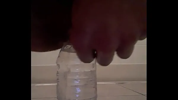 Frische Ich fahre eine Flasche Wasser, während ich abspritze Mega-Clips