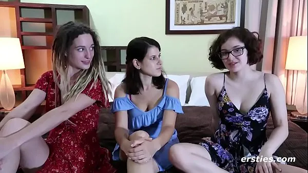 Qué es mejor que dos lesbianas aficionadas calientes? ¡Qué tal 3 megaclips nuevos