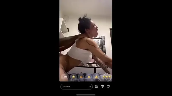 คลิปสดMami Jordan singando en un Live en Instagramขนาดใหญ่
