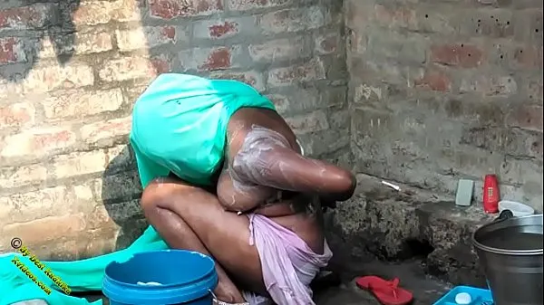 Vídeo sobre o banho em Indian Village Desi, em hindi Desi Radhika mega clipes recentes