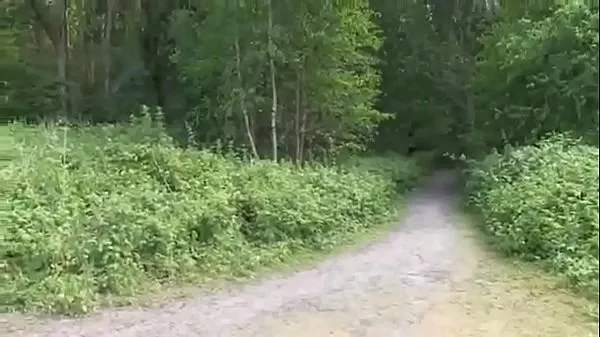 Frische Junger Mann fickt eine erwachsene Dame mit schönen Brüsten direkt im Wald Mega-Clips