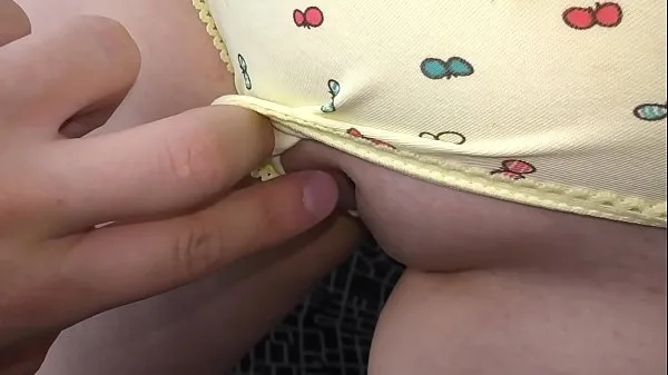 Yeni REALLY! my friend's Daughter ask me to look at the pussy . First time takes a dick in hand and mouth ( Part 1 mega Klip