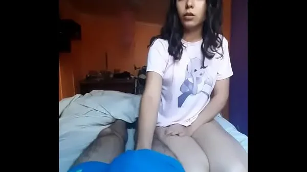 Nuovi Lei con una maglietta di Alice nel Paese delle Meraviglie viene a farmi un pompino finché non mi convince a mettere il suo pene nella sua vaginamega clip