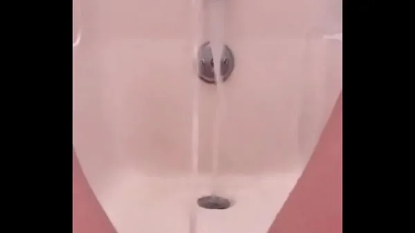 Färska 18 yo pissing fountain in the bath megaklipp