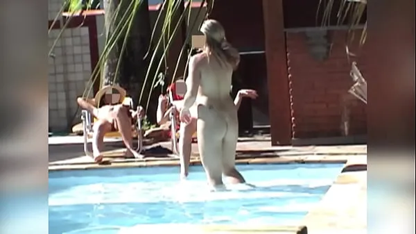 Chica finge estar usando su teléfono celular para filmar a un grupo de amigos desnudos en la piscina megaclips nuevos