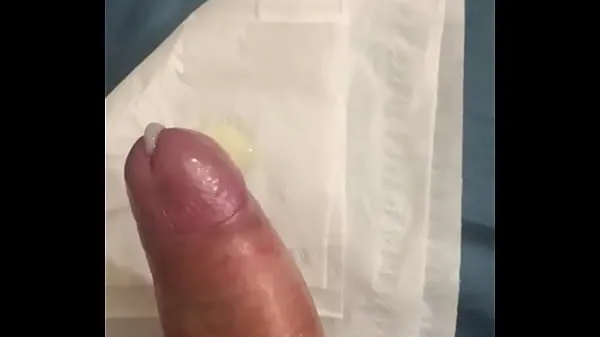 Nuovi Accarezzando il mio grosso cazzo non tagliato a mani libere aspettando che sborrasse con le mie mani alla fine, un sacco di spermamega clip