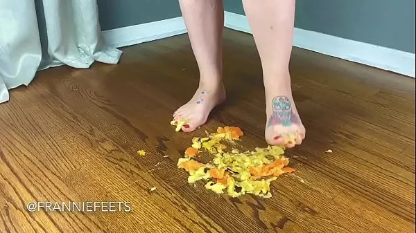 Frannie Feets Crushing Banana And Oranges With Sexy Bare Feet clip lớn mới