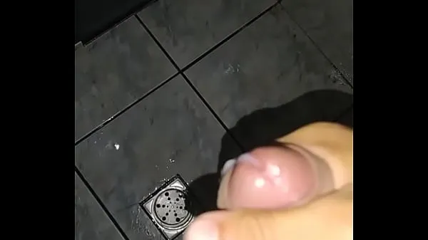 Golpeando una paja caliente en el baño megaclips nuevos