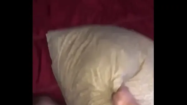 新鲜的 humping my pillow til I cum 超级夹子