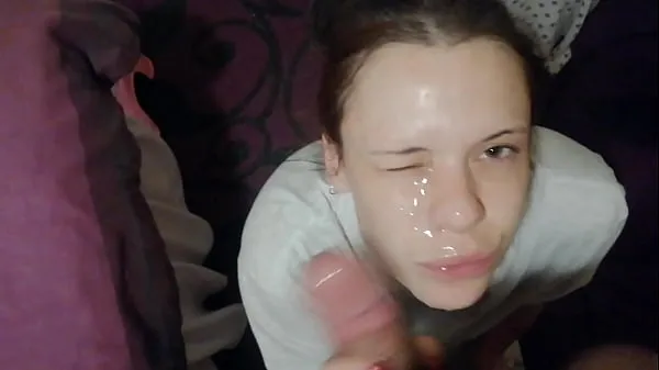 Nieuwe Naughty brunette gets a cum facial after being face fucked megaclips