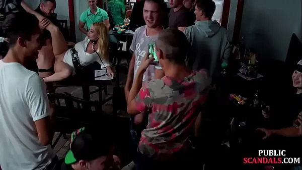 Φρέσκα Public slut fisted in crowded pub by dom mega κλιπ