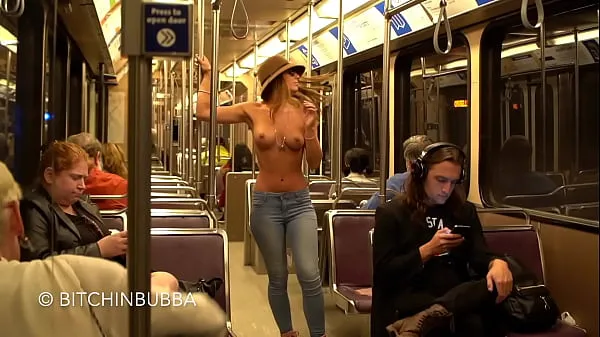 Nuovi In topless sul trenomega clip