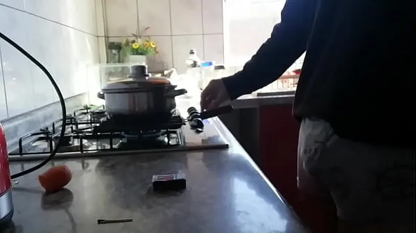 Nuovi Mi masturbo mentre cucino per la mia matrignamega clip