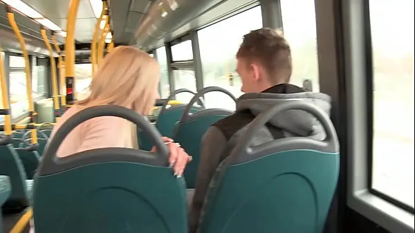 Frische Sexy Exhibitionistin strippt und pisst im Bus und wieder draußen und geht nackt zur Gegensprechanlage Mega-Clips