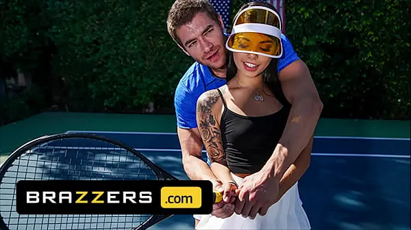 Friss Xander Corvus) Massages (Gina Valentinas) Foot To Ease Her Pain They End Up Fucking - Brazzers mega klipek