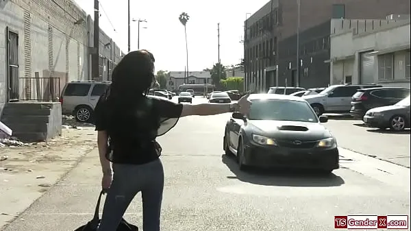 Φρέσκα Trans hitchhiker Ariel Demure shows her ass to get a guy to give her a ride.He sucks the tgirls cock and she gives him a the ts is barebacked3 mega κλιπ