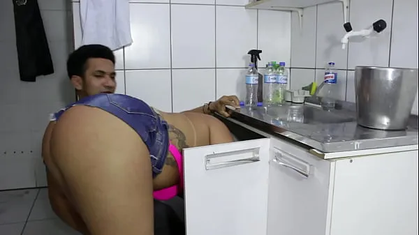 최신 The cocky plumber stuck the pipe in the ass of the naughty rabetão. Victoria Dias and Mr Rola 메가 클립