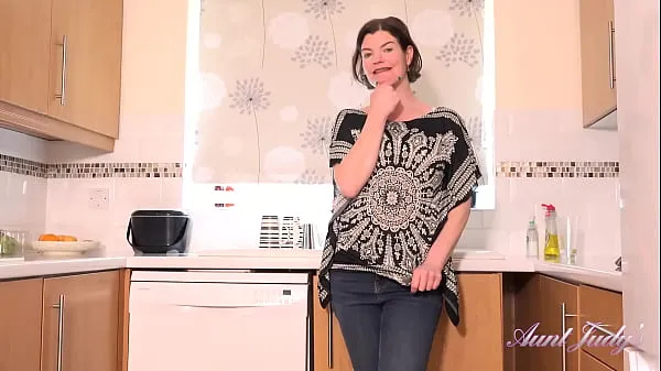 Friske AuntJudys - 44yo Amateur MILF Jenny gives you JOI in the kitchen mega klip
