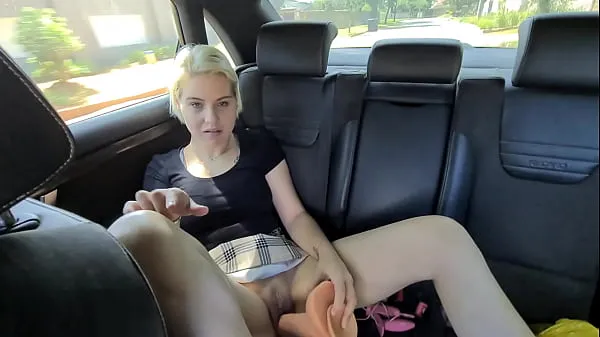 Frische Blondes Mädchen masturbiert und spielt sich auf dem Rücksitz eines fahrenden Autos Mega-Clips