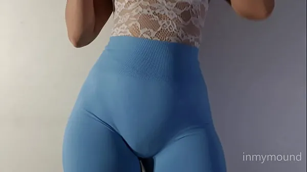 新鲜的 Puffy pussy girl in blue leggings and a big tits showing off 超级夹子